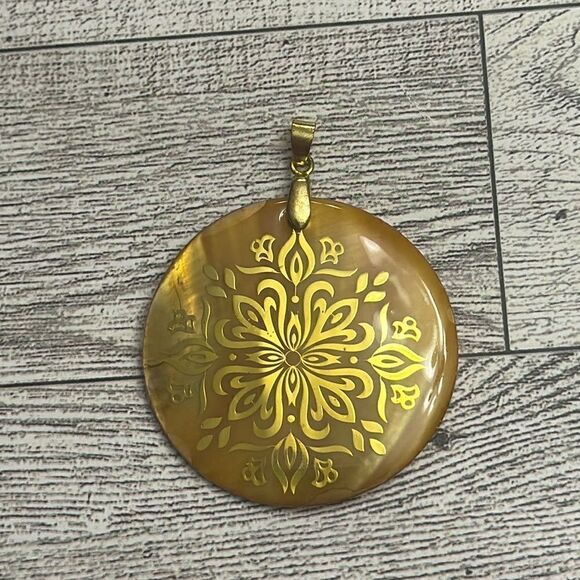Shell Round Cut Pendant - Picture 1 of 3